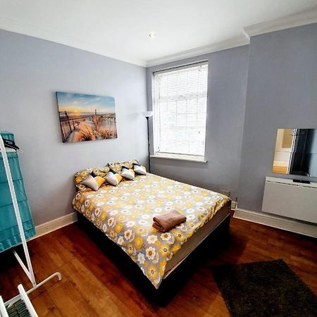 3 Bedroom Apartment Next To Westcliff-On-Sea Station Southend-on-Sea Bagian luar foto