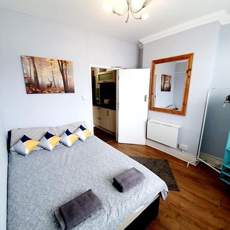 3 Bedroom Apartment Next To Westcliff-On-Sea Station Southend-on-Sea Bagian luar foto