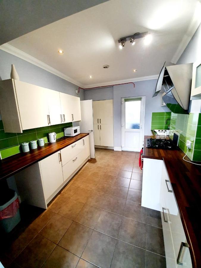 3 Bedroom Apartment Next To Westcliff-On-Sea Station Southend-on-Sea Bagian luar foto