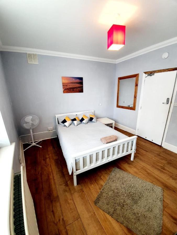 3 Bedroom Apartment Next To Westcliff-On-Sea Station Southend-on-Sea Bagian luar foto