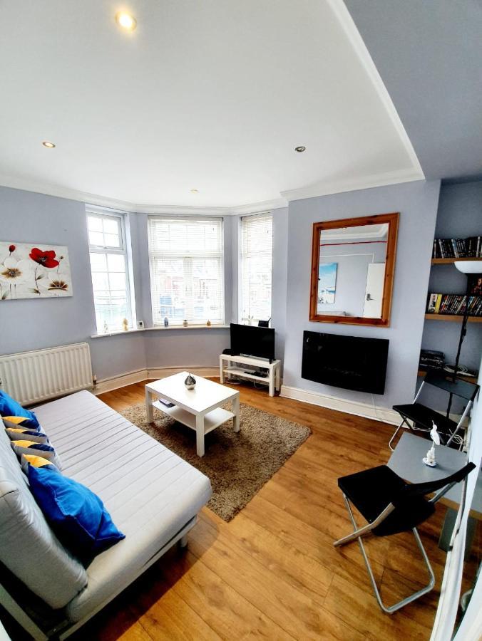 3 Bedroom Apartment Next To Westcliff-On-Sea Station Southend-on-Sea Bagian luar foto