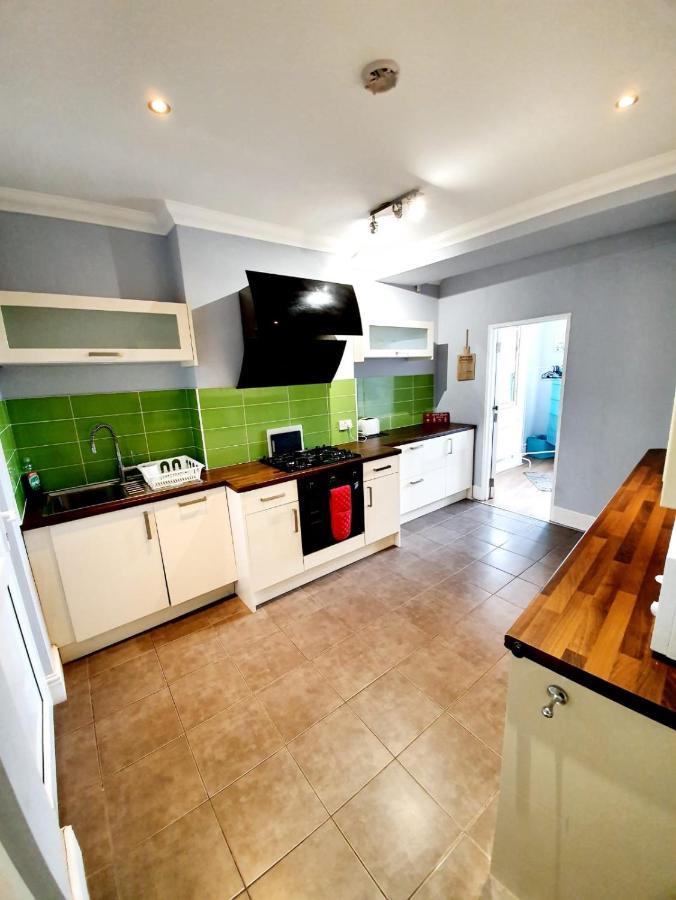 3 Bedroom Apartment Next To Westcliff-On-Sea Station Southend-on-Sea Bagian luar foto