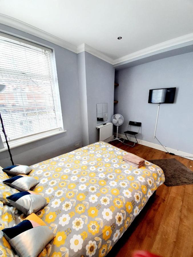 3 Bedroom Apartment Next To Westcliff-On-Sea Station Southend-on-Sea Bagian luar foto