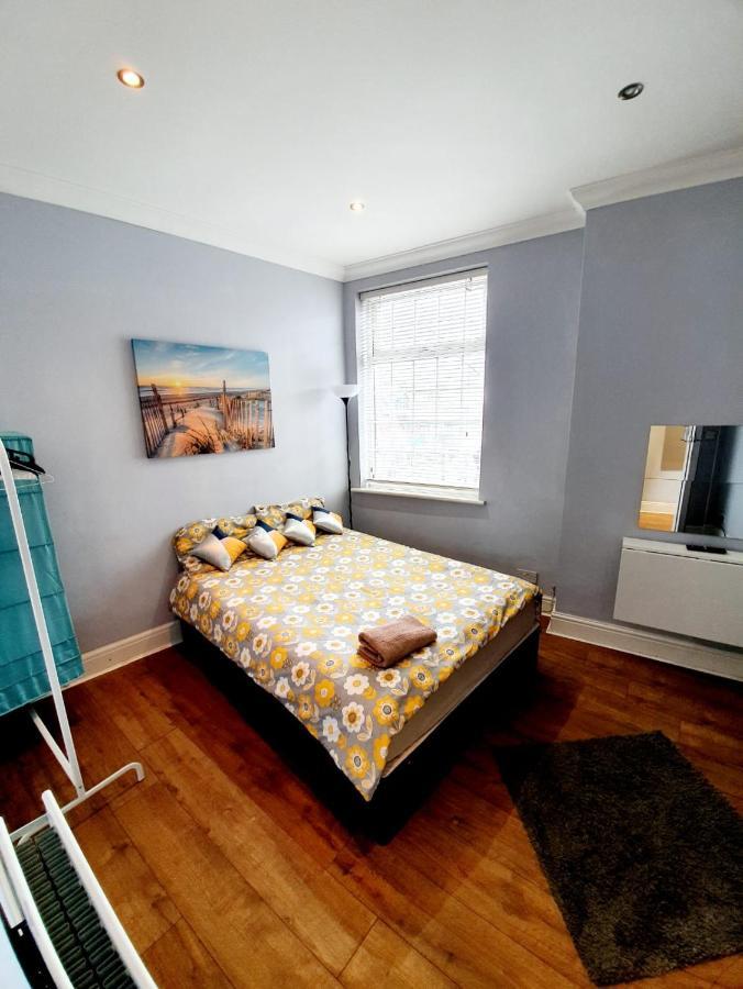 3 Bedroom Apartment Next To Westcliff-On-Sea Station Southend-on-Sea Bagian luar foto