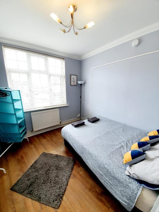 3 Bedroom Apartment Next To Westcliff-On-Sea Station Southend-on-Sea Bagian luar foto