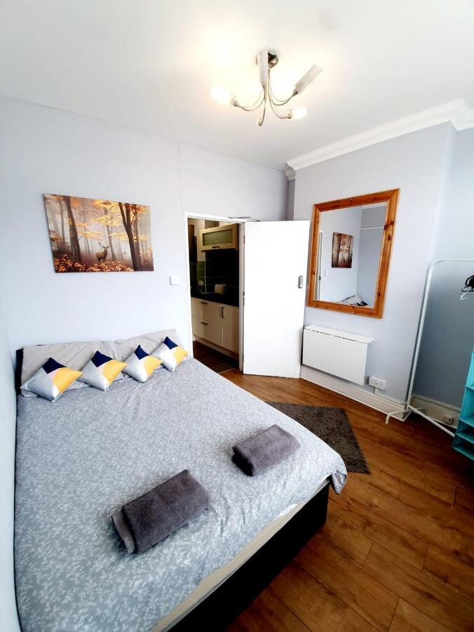 3 Bedroom Apartment Next To Westcliff-On-Sea Station Southend-on-Sea Bagian luar foto